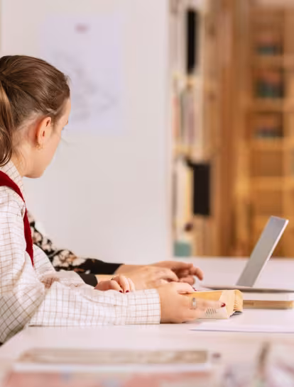 Étudiantes travaillant dans une bibliothèque.
